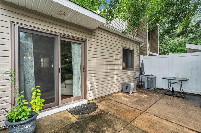 Building Photo - 8 Fern Ct