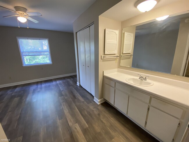 Building Photo - 2 br, 2.5 bath Townhome - Avery Close