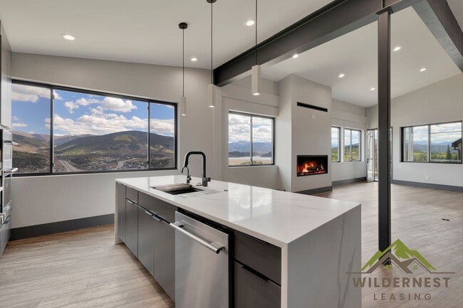 Building Photo - 348 Lake View Dr