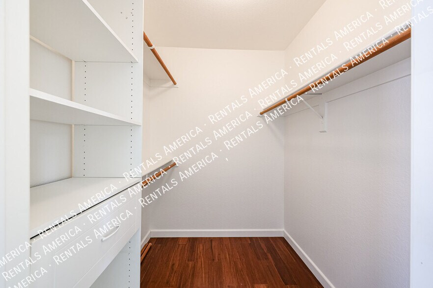 Building Photo - 6784 W Louise Dr