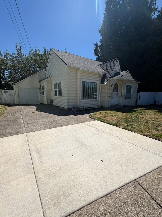 Building Photo - 2 Bedroom with a garage with Large fenced yard!