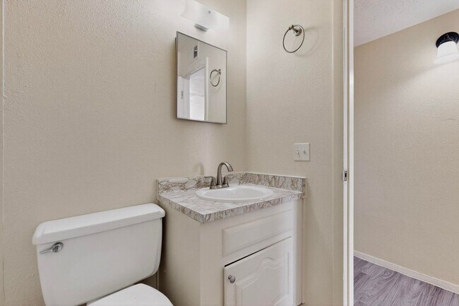 Building Photo - NE House 3/bd 1.75/ba 1/cg