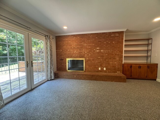 Building Photo - 4 Bedroom Jamestown Beauty!