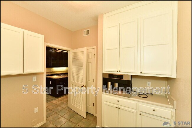 Building Photo - 6598 Eagle Ridge Dr