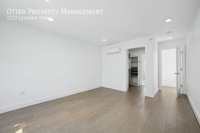 Building Photo - 1127 Leopard St