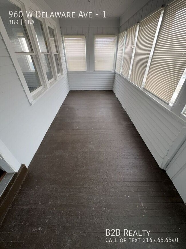 Building Photo - 960 W Delaware Ave