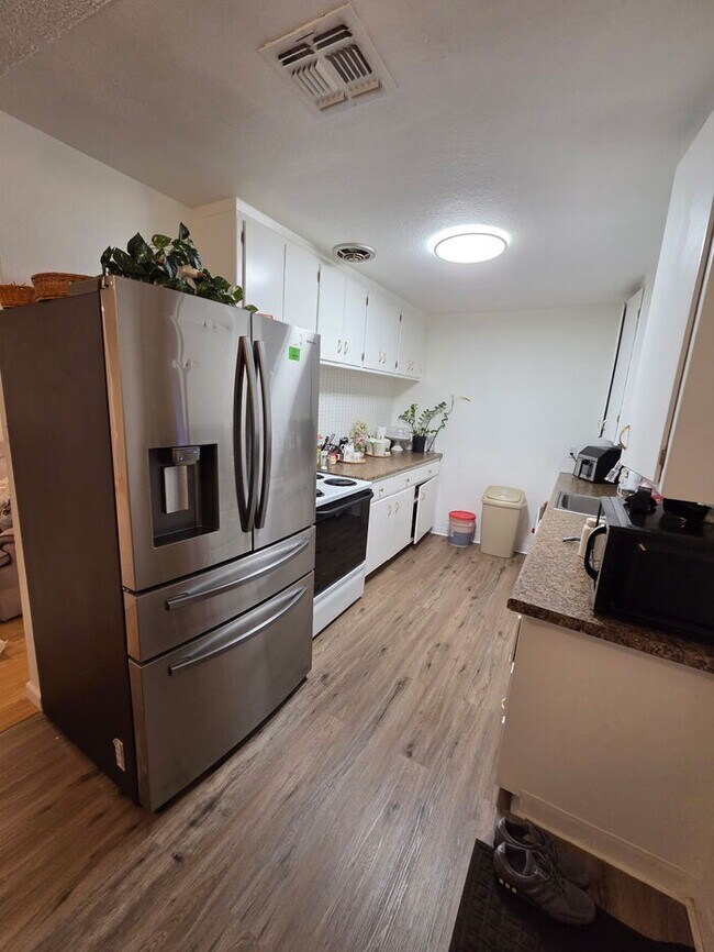 Building Photo - 3 bed 1 bath Duplex with garage and private yard