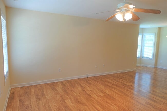 Building Photo - 129 River Oaks Cir