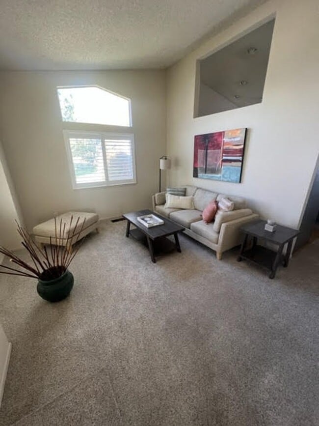 Building Photo - Clean Executive Rental Available Now