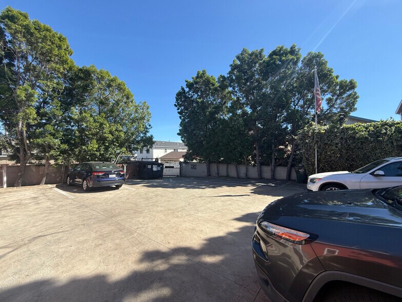 Building Photo - 359 W Amar St