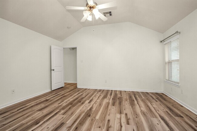 Building Photo - 12822 Lakeshore Dr