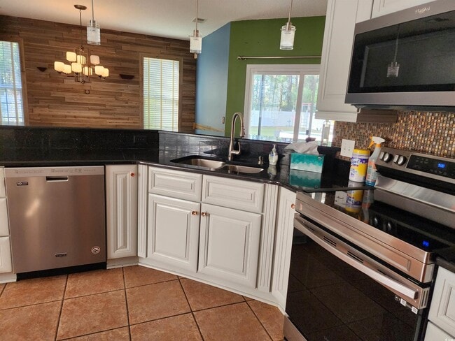 Building Photo - 2360 Clandon Dr