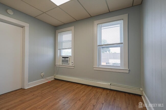 Building Photo - 1860 Woodbridge Ave