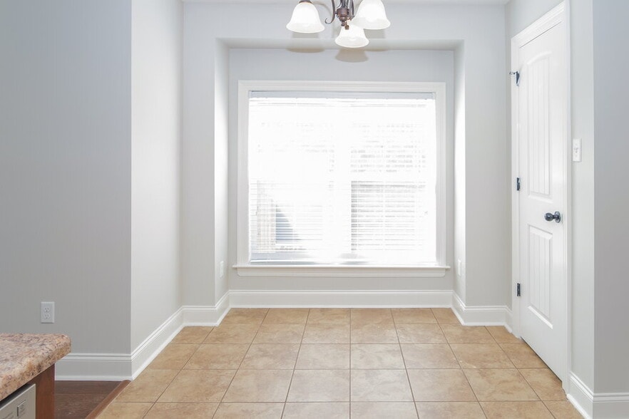 Building Photo - 3080 Magnolia Dr