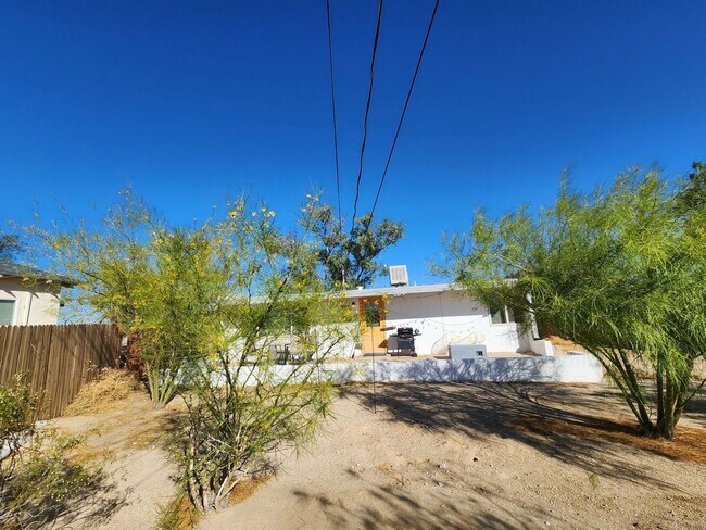 Building Photo - Fully Furnished 2 Bed 1 Bath