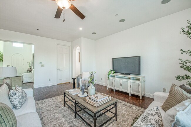 Building Photo - 11384 N Via Montessori Dr