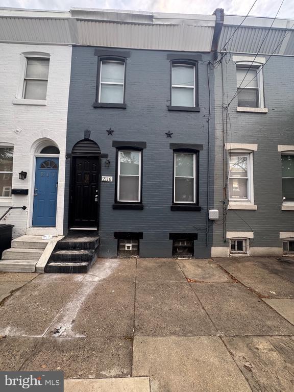 Building Photo - 2116 E Cambria St
