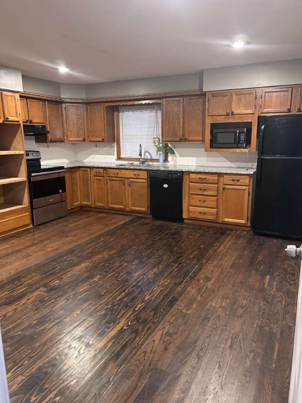 Building Photo - 215 W 89th St