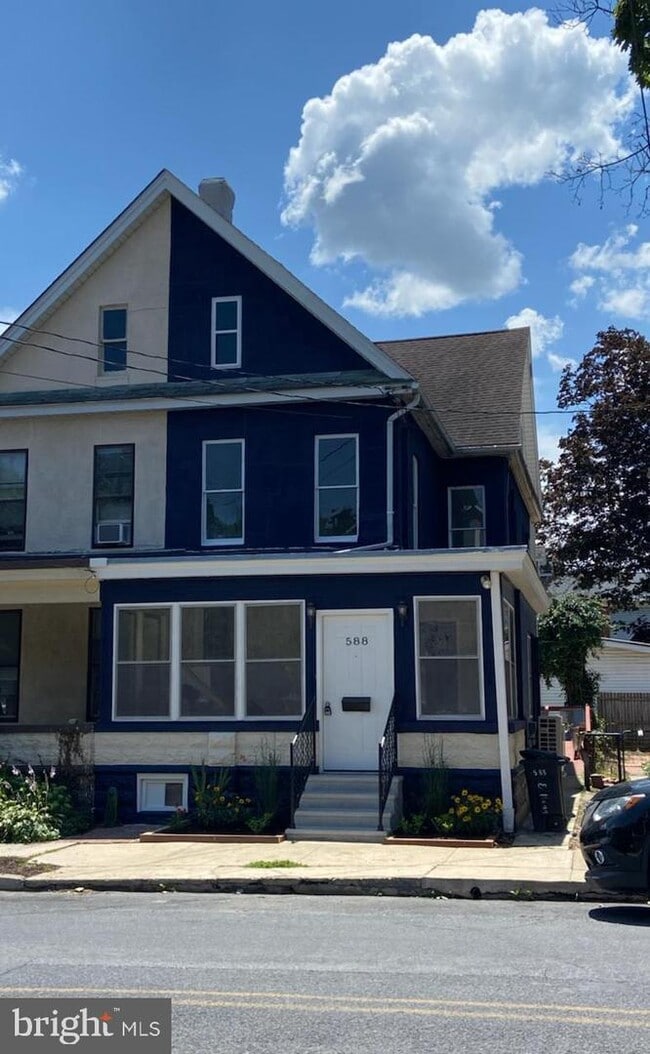 Building Photo - 588 E King St