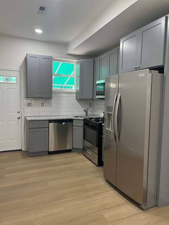 Building Photo - 3 bedrooms 2 bathrooms, 21218