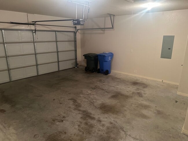 Building Photo - Available for Immediate Move-in!  3 Bedroom, 2 Bathroom, Two-Story Fayetteville Home