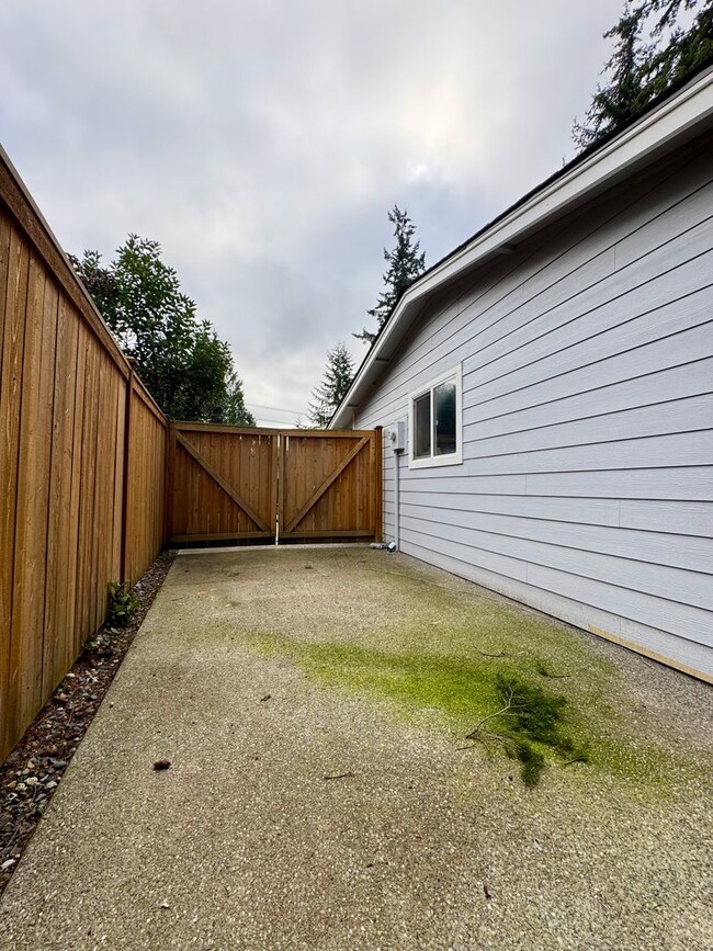 Building Photo - 3 Bedroom, 1 Bathroom Fully Landscaped Ram...