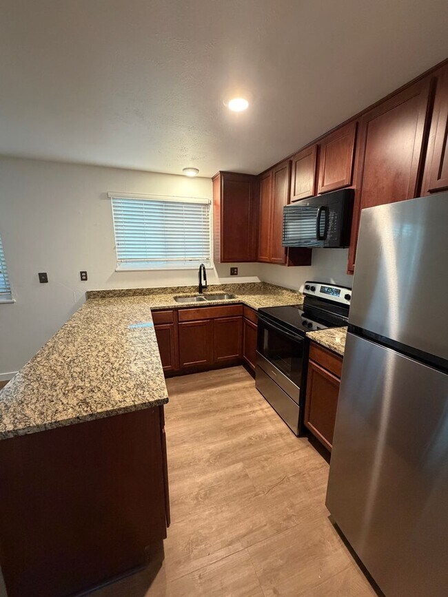 Building Photo - Spacious 3 Bed + Office, 2 Bath Single Family Home with a 2 Car Garage!