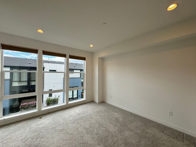 Building Photo - Luxury townhouse for rent