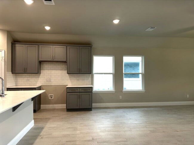 Building Photo - LAGOON Community, like new house.