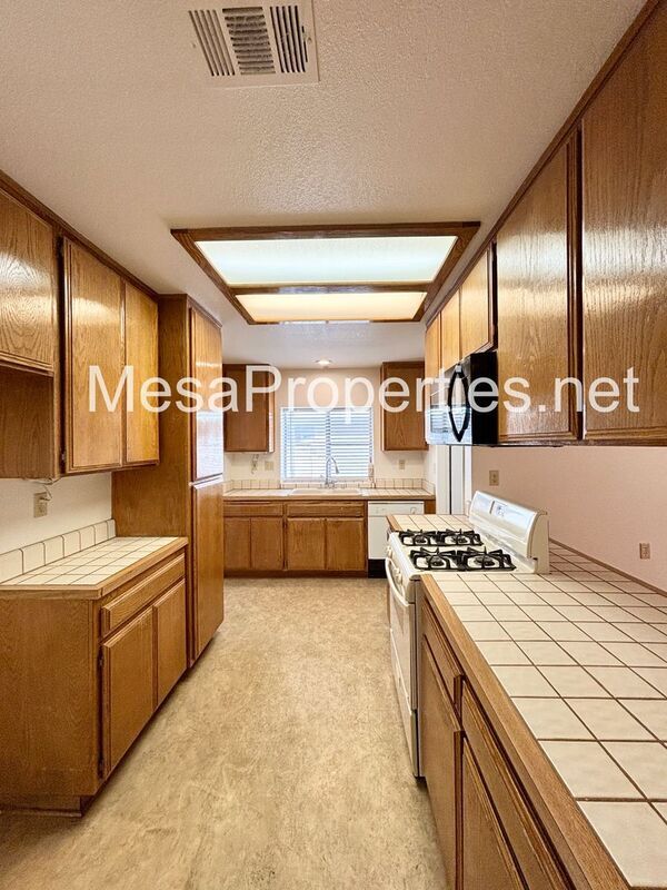 Building Photo - 15819 Cedarwood Pl