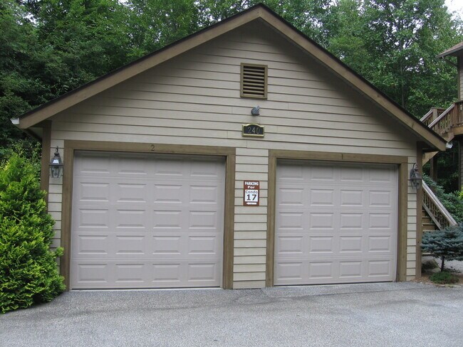 Building Photo - $1,800 - 2 Bedroom / 2 Bathroom Furnished Luxury Condo in Smoky Mountain Country Club