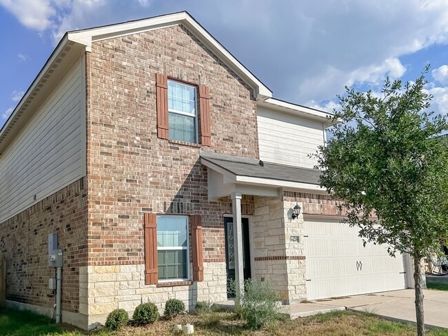 Building Photo - Beautifully Refreshed 3-Bedroom Home in De...
