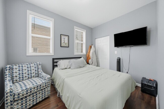 Building Photo - 437 W 44th Pl