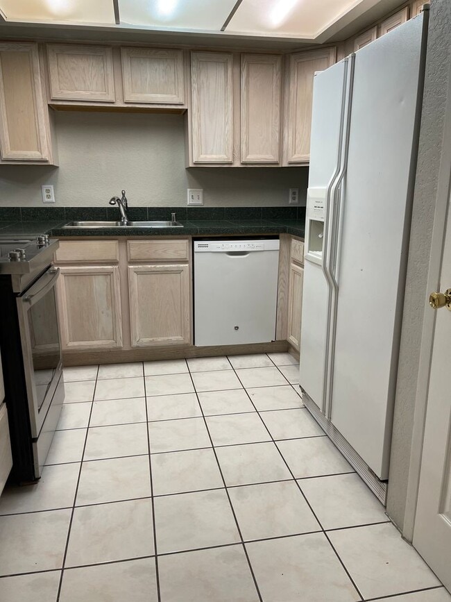 Building Photo - Roomy Lynnwood Townhouse-Style Condo With Upgrades