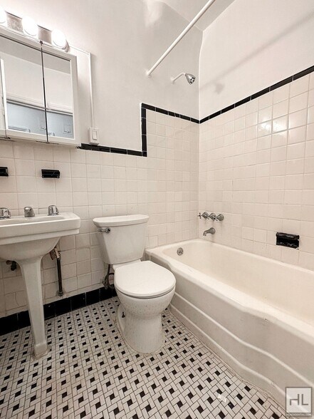 Building Photo - NO FEE Studio on Upper East Side! Won't St...