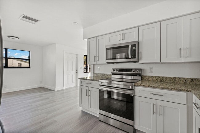 Building Photo - 230 SW 13th Ave