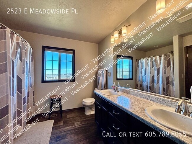 Building Photo - 2523 E Meadowside Pl