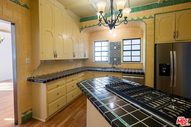 Building Photo - 1328 Sierra Alta Way