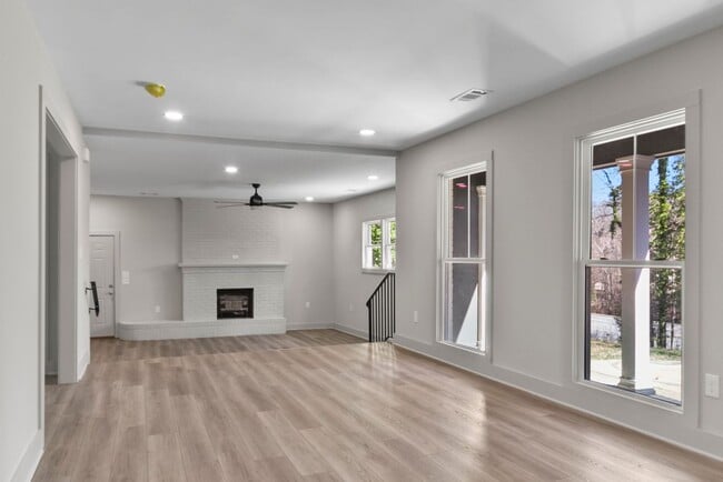 Building Photo - Cozy 3 Bed 3 Bath House! Available Now!