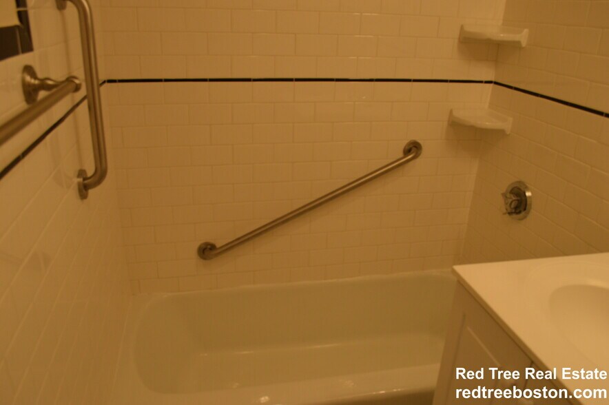 Building Photo - 101 Monmouth St