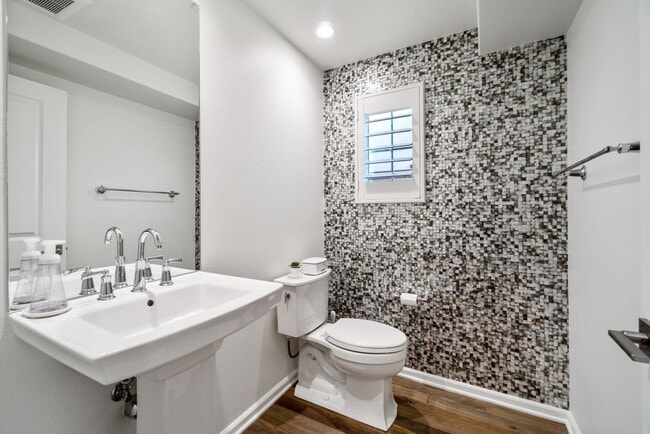 Building Photo - Thoughtfully Renovated 3 Bed, 2.5 Bath Sin...