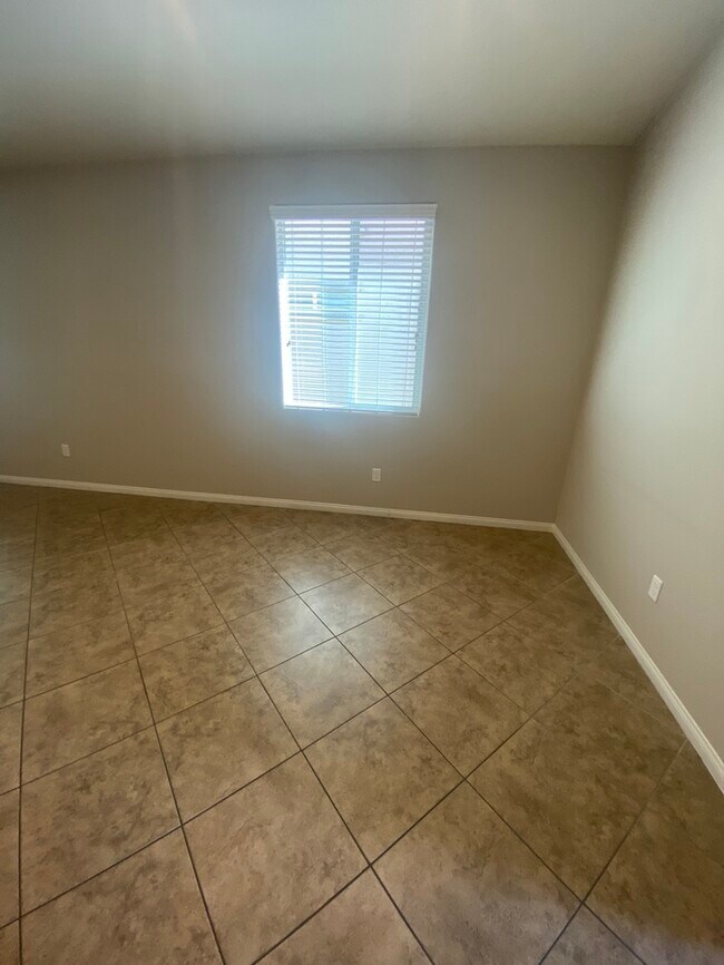 Building Photo - Spacious 4-Bed, 3-Bath Home in Southwest Las Vegas!