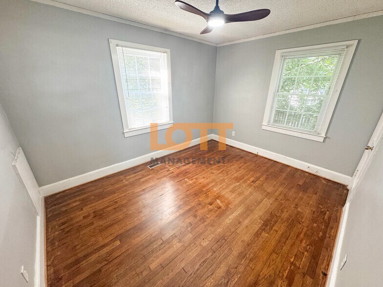 Building Photo - 618 Perry Rd