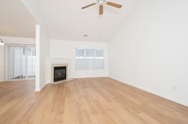 Building Photo - 3939 Creekside Ct