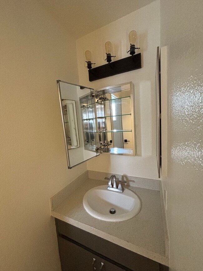 Building Photo - Beautiful 3 Bedroom, 1.5 Bath Townhome Available now!