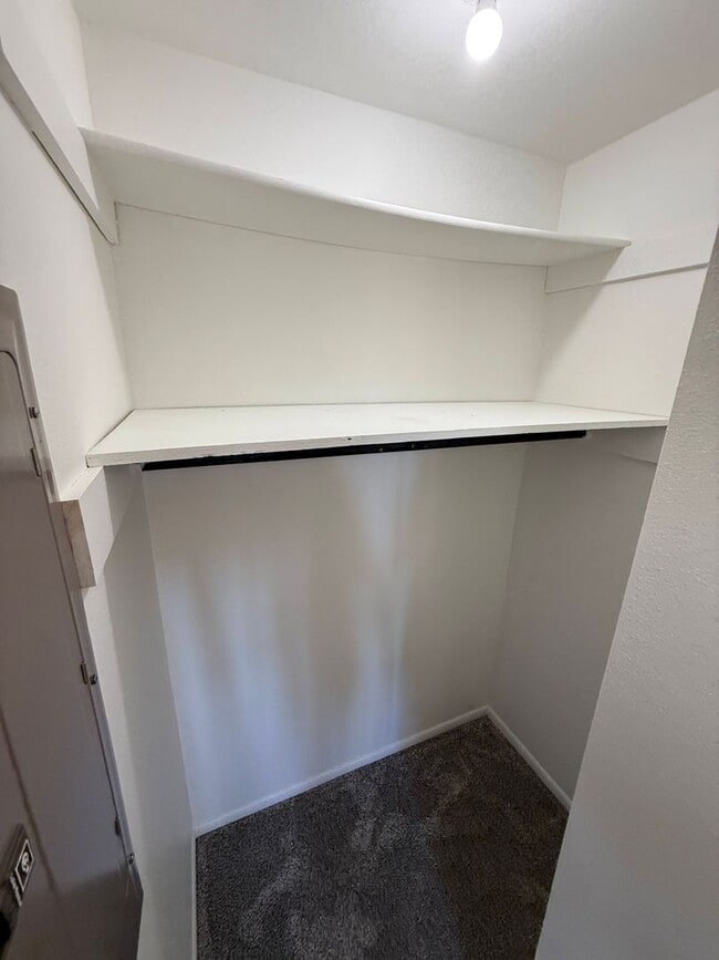 Building Photo - 3 Bed 2 Bath Large Semi-Rural Modern Beaut...