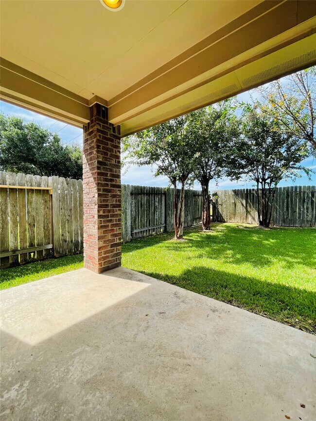 Building Photo - 10723 Lake Riata Ln