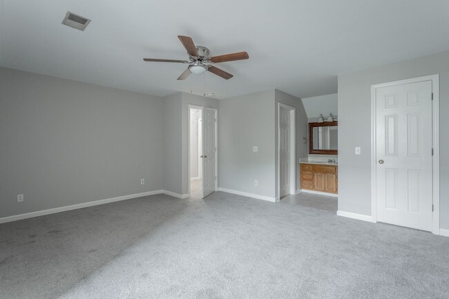 Building Photo - 2 Bedroom, 2 Bath townhome in East Brainerd!