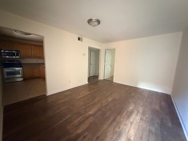 Building Photo - 250 Little St