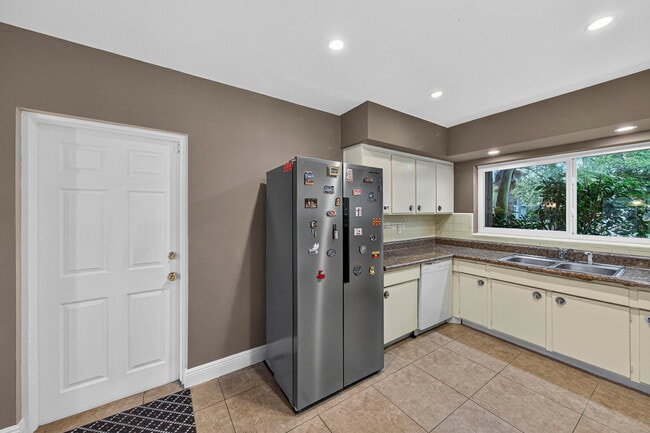 Building Photo - 2750 SE 3rd St